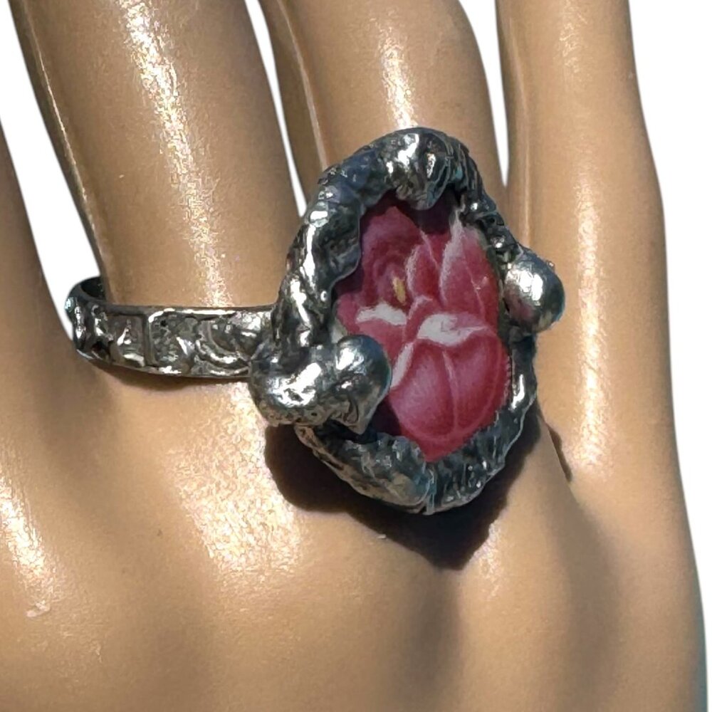 Broken China Ring - Vintage Floral with Silver Spoon Band & Brutalist Metalwork - Picture 9 of 15